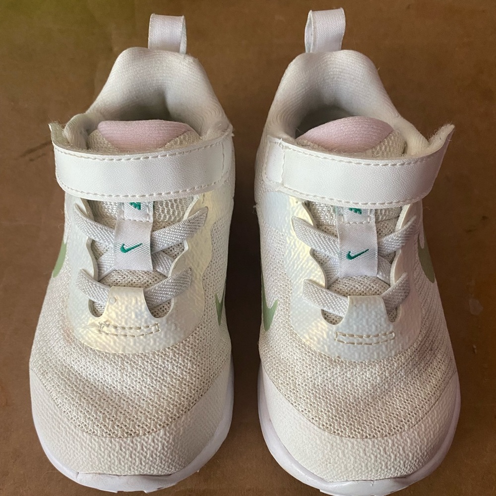 Toddler Nike Revolution 6 size 7c